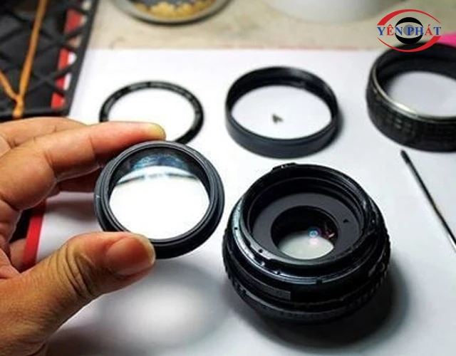 Làm lõm và xuất hiện các vết ăn mòn