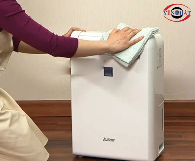 Lau chùi kỹ phần vỏ ngoài máy