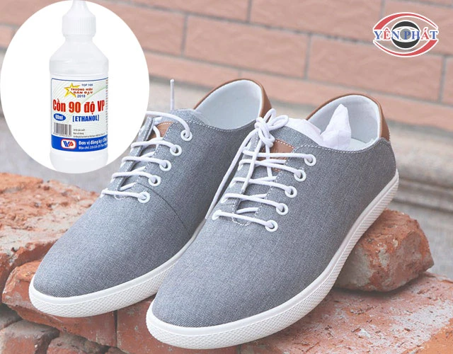 Các chất liệu giày phù hợp để vệ sinh bằng cồn