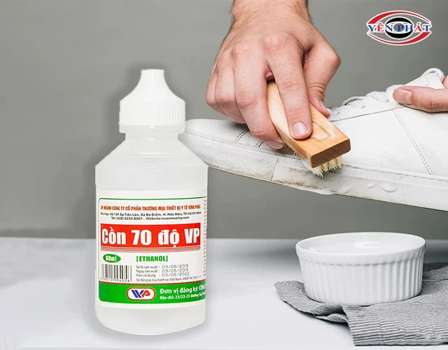 Những điều cần lưu ý khi làm sạch giày bằng cồn