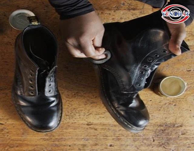 bôi Xi đánh giày Dr Martens
