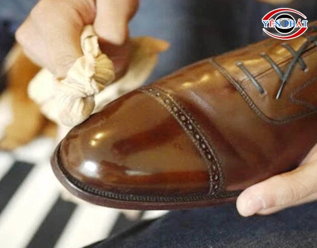 Xi đánh giày Dr Martens làm bóng