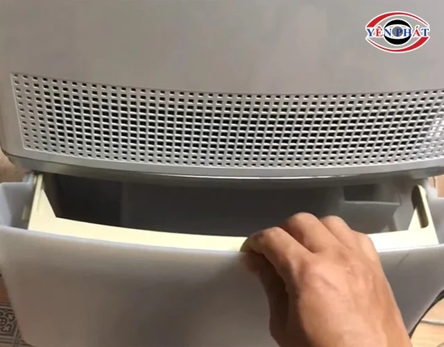 Đổ nước ở khay chứa định kỳ