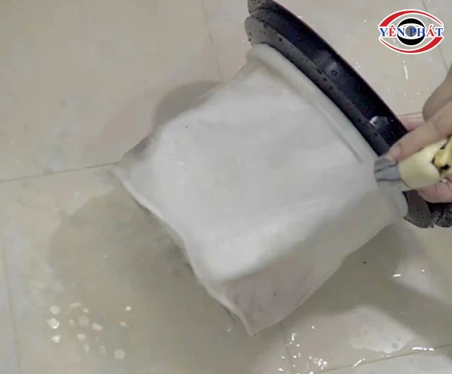 vệ sinh bộ lọc của máy hút bụi