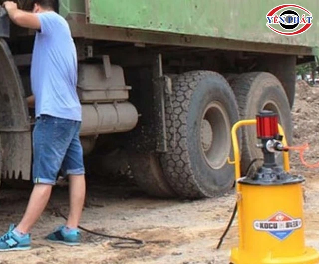 Máy bơm mỡ Ô tô tra nhanh