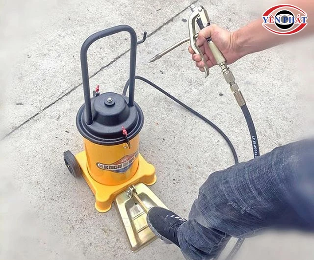 Máy bơm mỡ ô tô dùng chân