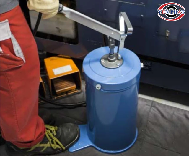 Máy bơm mỡ ô tô dùng tay