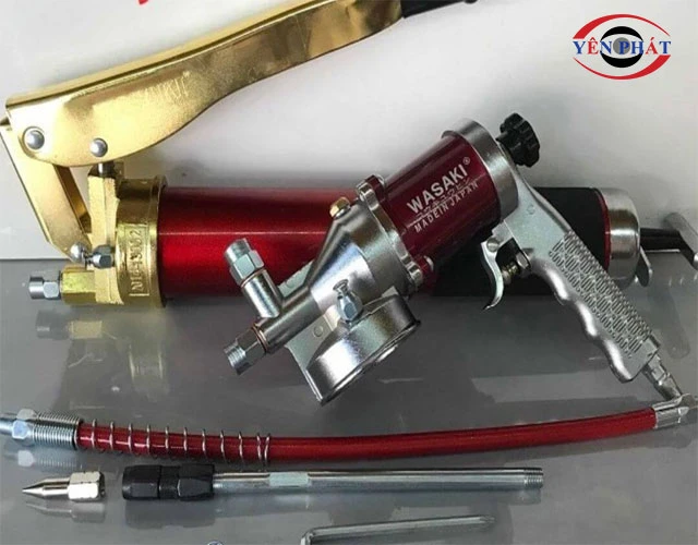 Check kỹ các bộ phận: piston, lò xo, dây dẫn mỡ