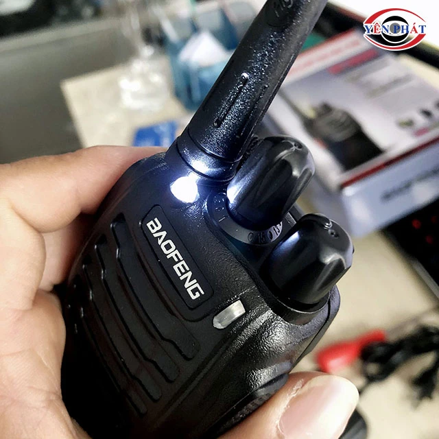 bộ đàm tầm xa 10km được tích hợp đèn led