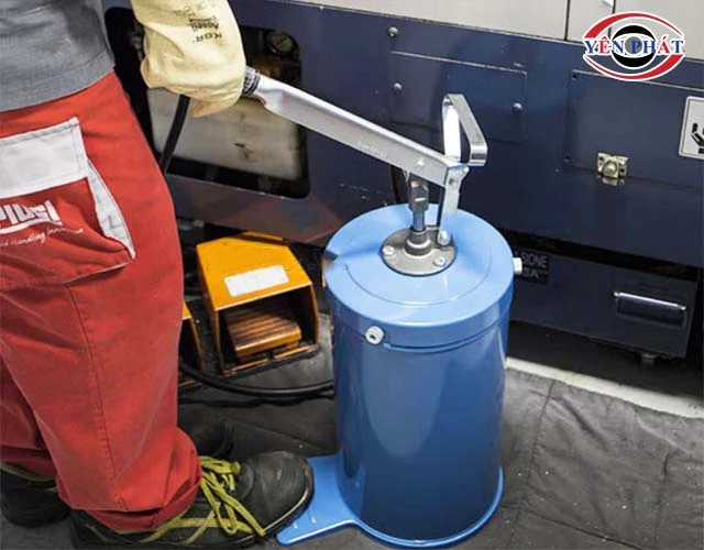 Máy bơm mỡ trục các đăng an toàn