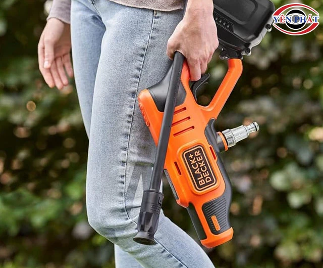 máy rửa xe Black Decker chạy pin
