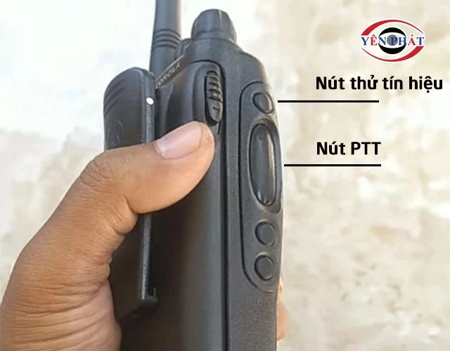 Nhấn nút PTT - kích hoạt chế độ phát