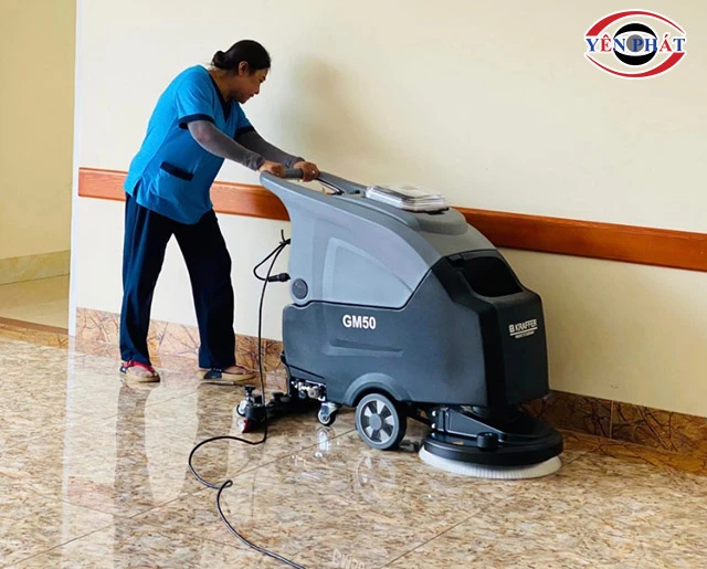 vận hành máy chà sàn nhà Kraffer
