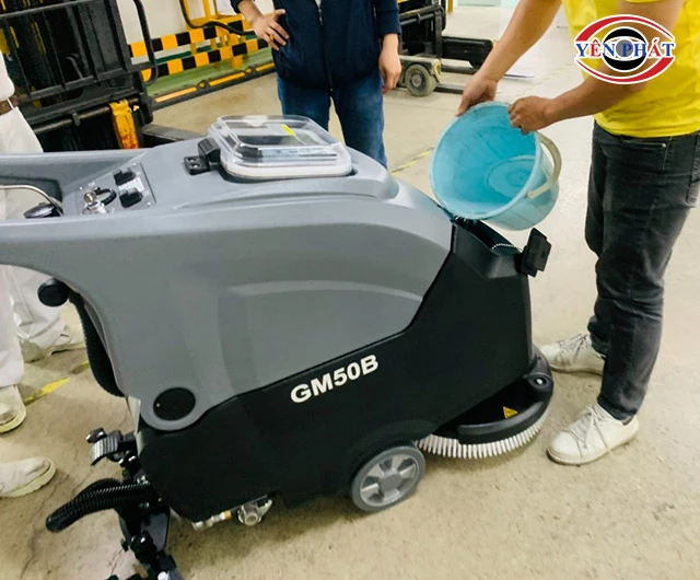 vận hành máy chà sàn nhà Kraffer