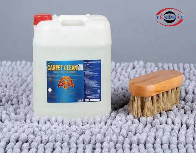 Dùng hóa chất chuyên dụng giặt thảm lông cừu