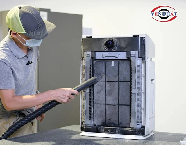 Làm sạch lưới lọc, cảm biến và khay chứa nước