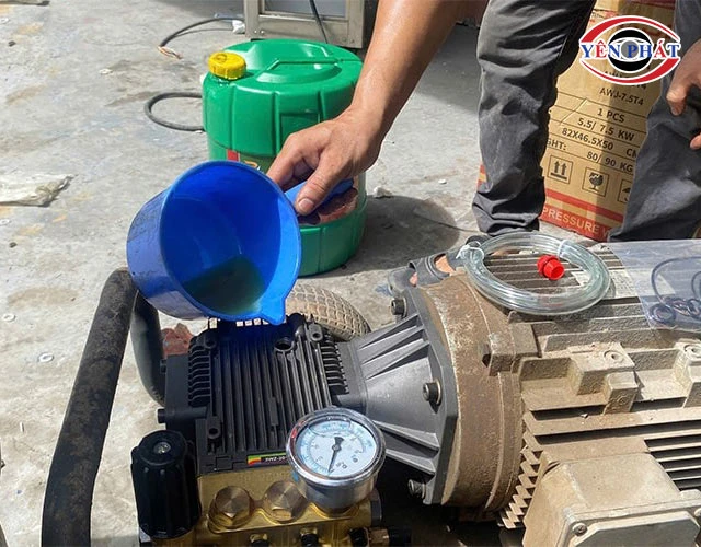 thay dầu máy rửa xe