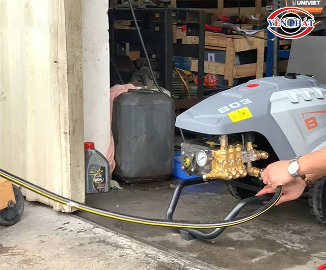 lắp phụ kiện máy rửa xe Univiet