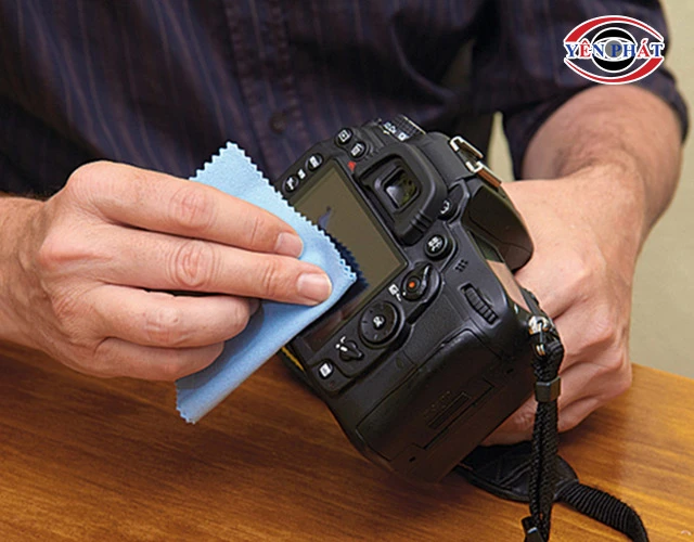 Cách vệ sinh màn hình máy ảnh