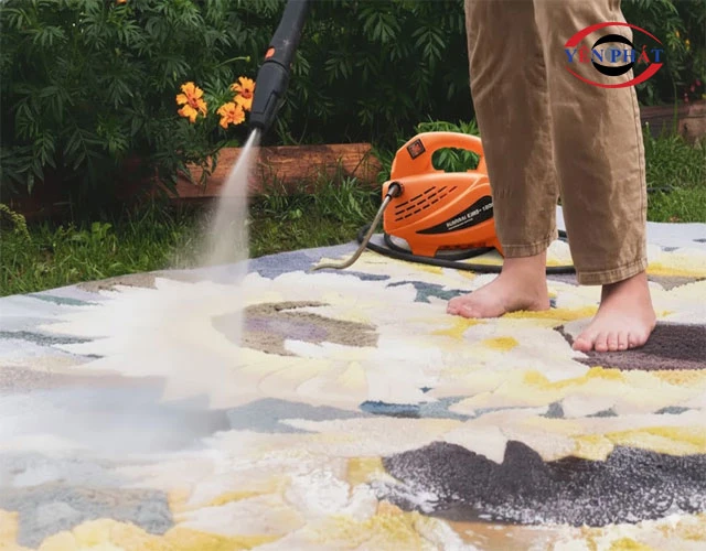 Dùng máy xịt rửa áp lực cao