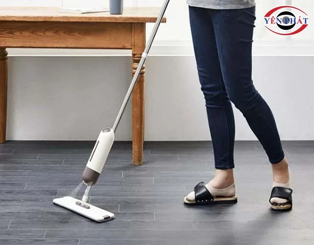 cây lau nhà dạng xịt nước Lock&Lock ETM472