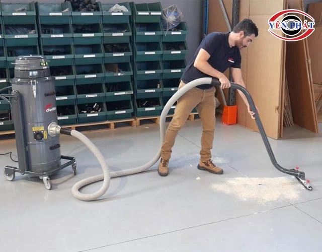 sử dụng máy hút bụi công nghiệp Delfin