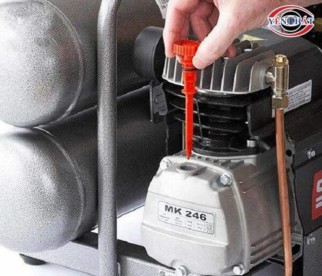 kiểm tra dầu máy khí nén