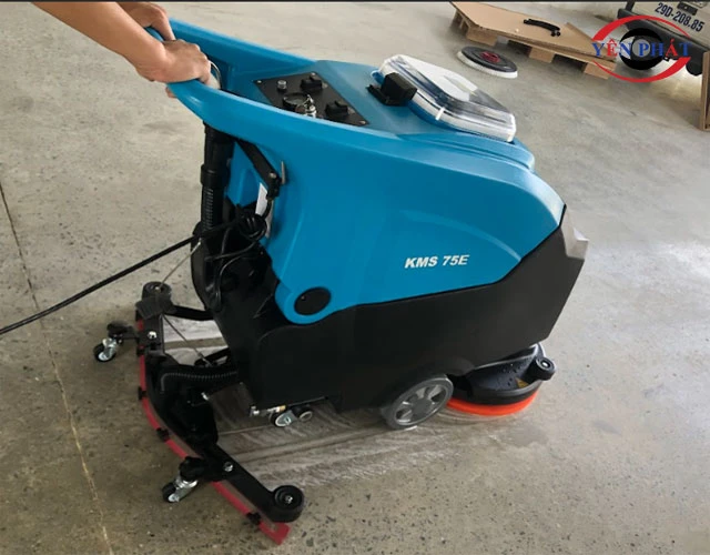 Dùng sai loại bàn chải máy chà sàn