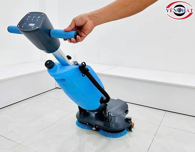 máy chà sàn HC18 dễ dàng xoay trở