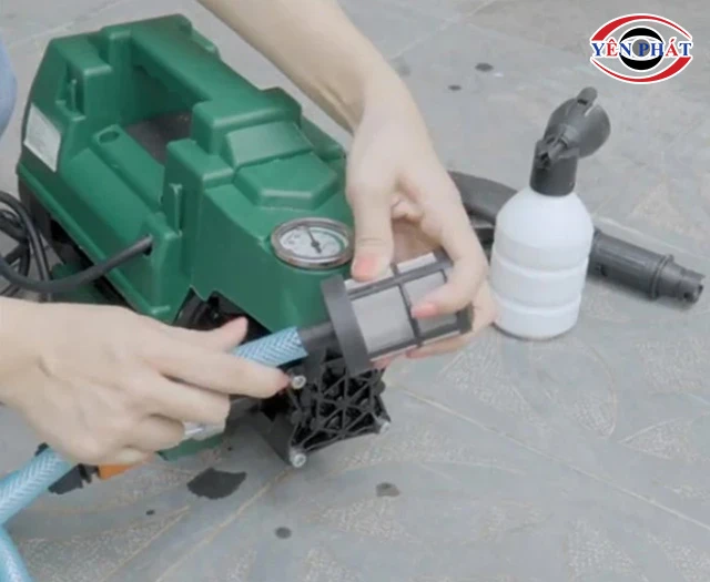 lắp đặt phụ kiện máy rửa xe