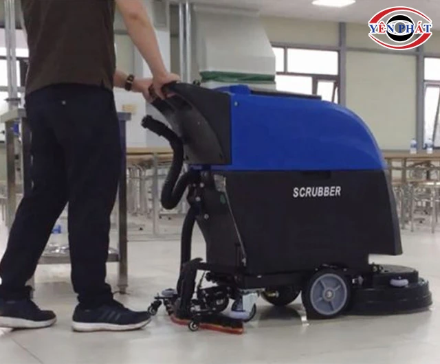 Dùng máy chà sàn Clepro C50B