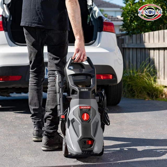 máy rửa xe Ozito dễ di chuyển