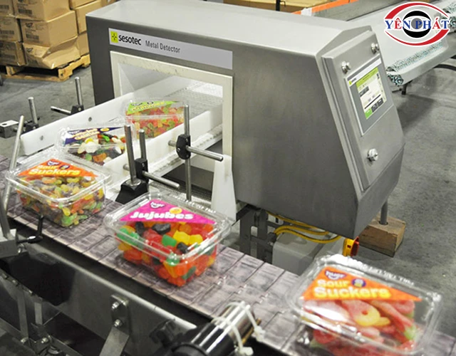 ứng dụng máy dò kim loại băng tải