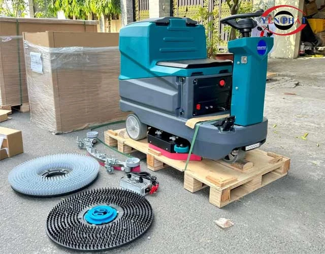 kiểm tra máy chà sàn Kraffer trước khi sử dụng