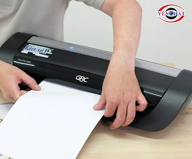 đưa giấy ép vào máy ép plastic GBC Fusion