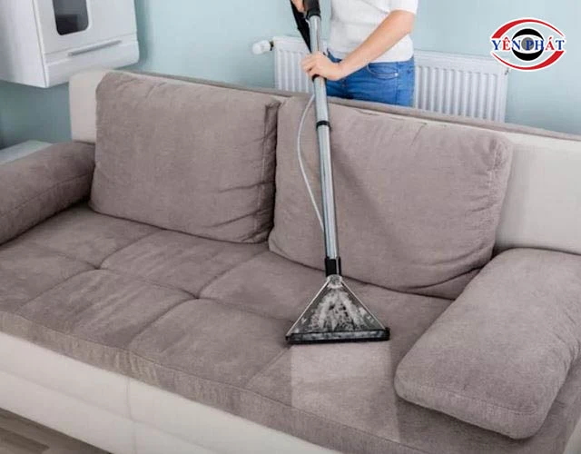 sử dụng dung dịch làm sạch sofa