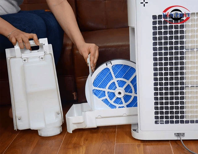 Mở khay nước và làm sạch bộ tạo ẩm