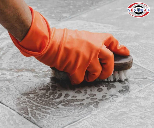 Cách tẩy dầu nhớt trên sàn nhà bằng bột giặt