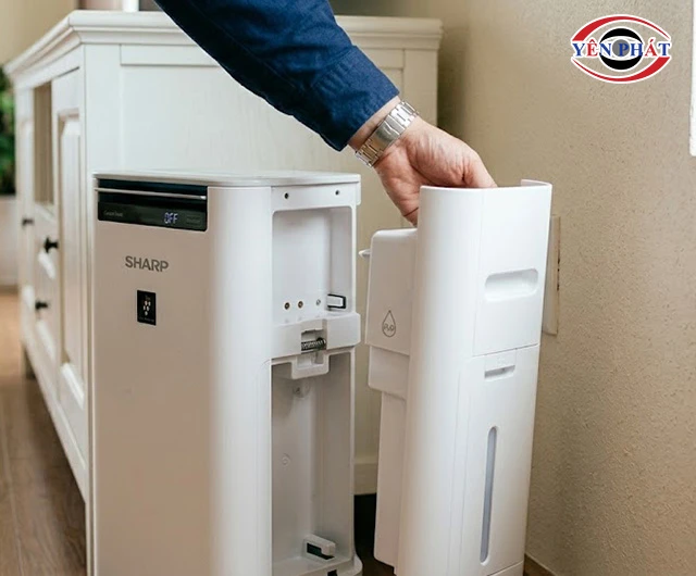 tháo khay chứa nước