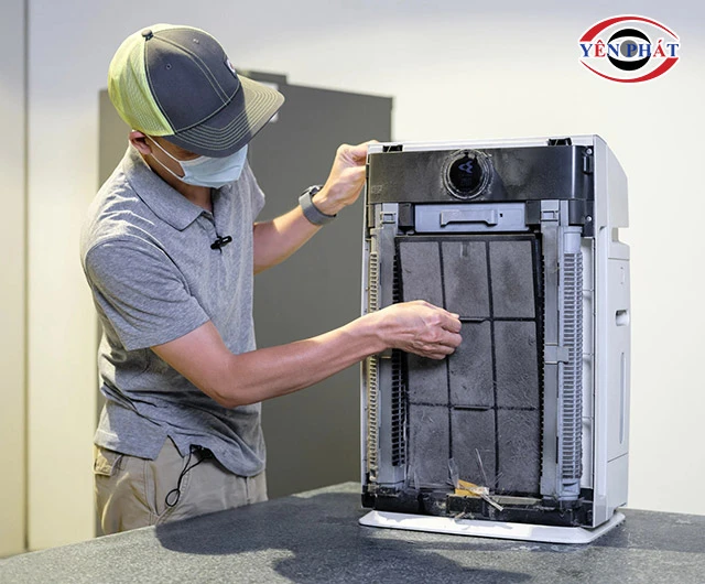 tháo màng lọc của máy lọc không khí Sharp