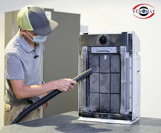 vệ sinh máy lọc không khí Sharp định kỳ