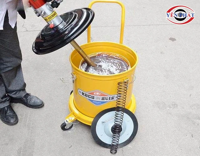 Nạp mỡ vào thiết bị bơm