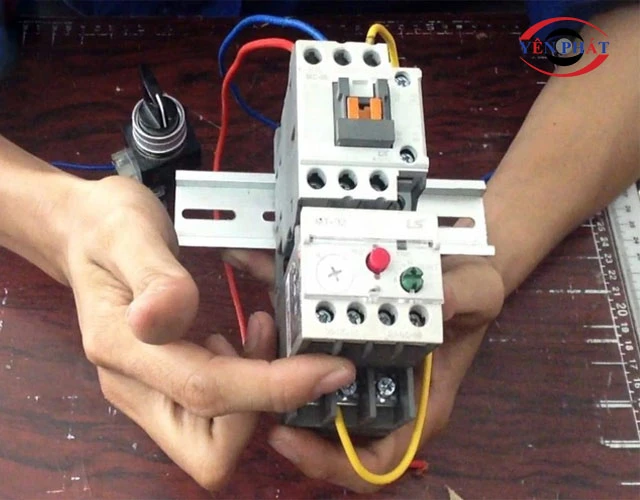 Sự cố nguồn điện, cầu chì hoặc rơ le nhiệt: