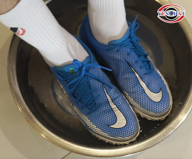 Cách Break-in giày đá bóng mới mua