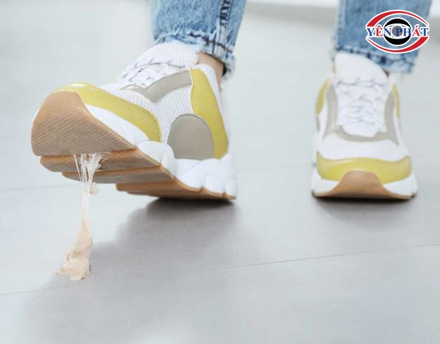 giày sneaker dính bã cao su