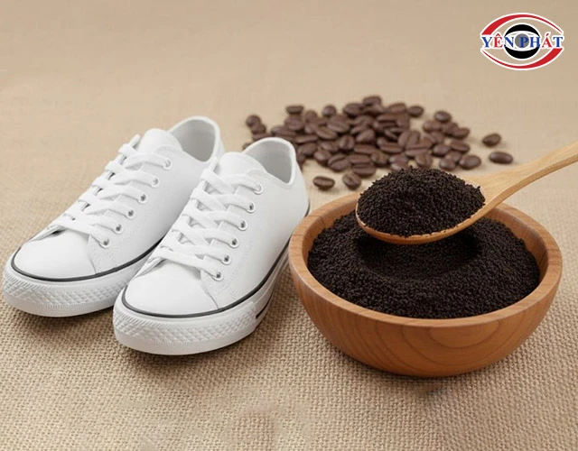 Khử mùi hôi giày sneaker bằng bã cà phê