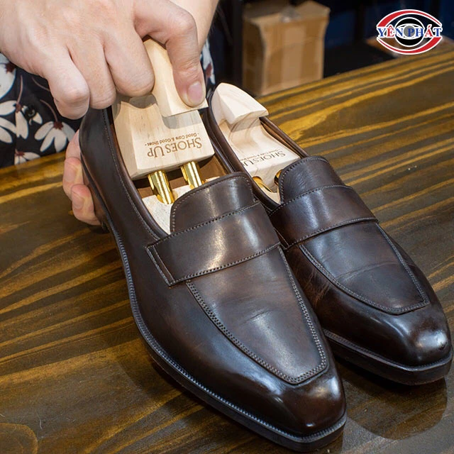 làm mềm giày da bằng form định hình