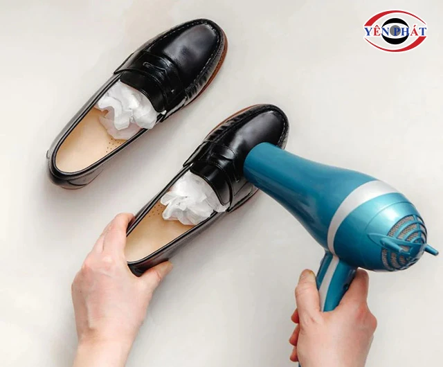 làm mềm giày da bằng máy sấy tóc