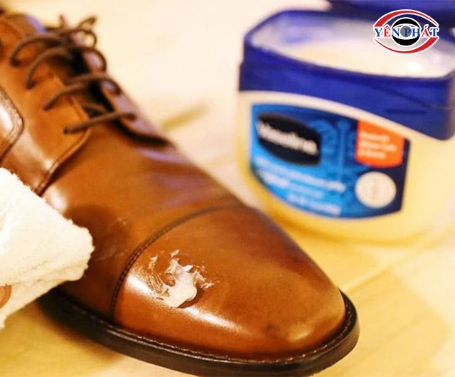làm mềm giày da bằng Vaseline