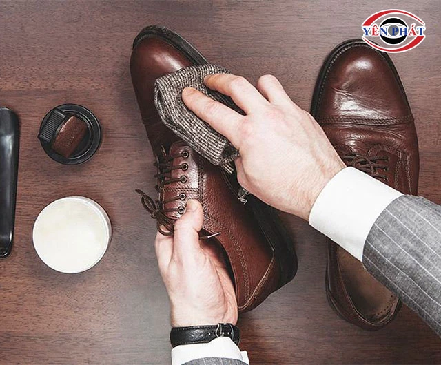 xử lý giày da bóng bị mốc